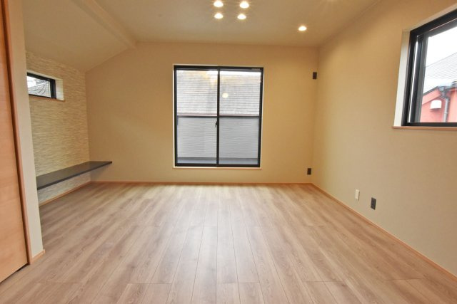 宝塚市仁川月見ヶ丘新築一戸建て│3LDK＋駐車1台可の居間・リビング|3面の窓からたっぷりの陽光と心地よい風を取り込むリビング。明るく開放感のある空間で、ご家族がゆったりとくつろげます。