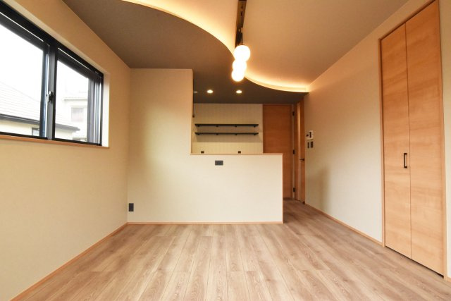 宝塚市仁川月見ヶ丘新築一戸建て│3LDK＋駐車1台可の居間・リビング|周囲からの視線を気にせず過ごせる2階リビング。明るく開放的な空間で、快適な暮らしを叶えます。