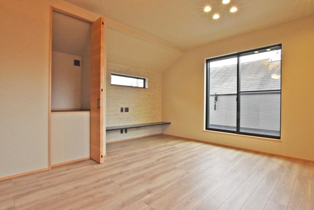 宝塚市仁川月見ヶ丘新築一戸建て│3LDK＋駐車1台可の居間・リビング|アクセントクロスが空間に彩りを添えるおしゃれなLDK。落ち着いた色合いが上質な雰囲気を演出し、ゆったりとくつろげます。