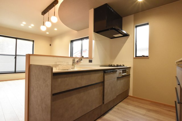 宝塚市仁川月見ヶ丘新築一戸建て│3LDK＋駐車1台可のキッチン|対面式キッチンで家族同士のつながりを感じやすい空間です。お料理をしながら家族との会話を楽しめます。