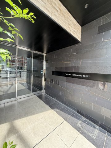 ZOOM池袋Westのエントランス