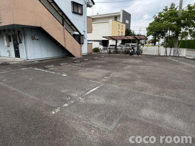 マーガレットタウン三ケ名Bの駐車場