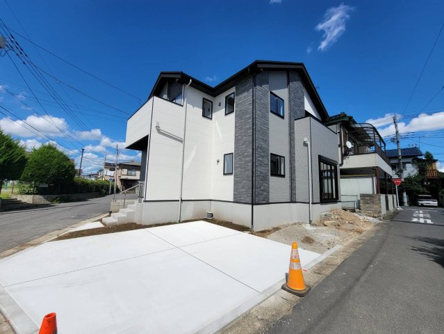 【LIGARE】宇都宮市緑 第11期 全1棟の前面道路含む現地写真|〇限定１邸〇
「ただいま」が明るい開放的な南西角地♪日常のフットワークを軽くする「西川田駅」徒歩13分♪緑が丘小学校徒歩６分、カンセキスタジアム徒歩９分♪スーパーも徒歩圏内と充実の好立地！

