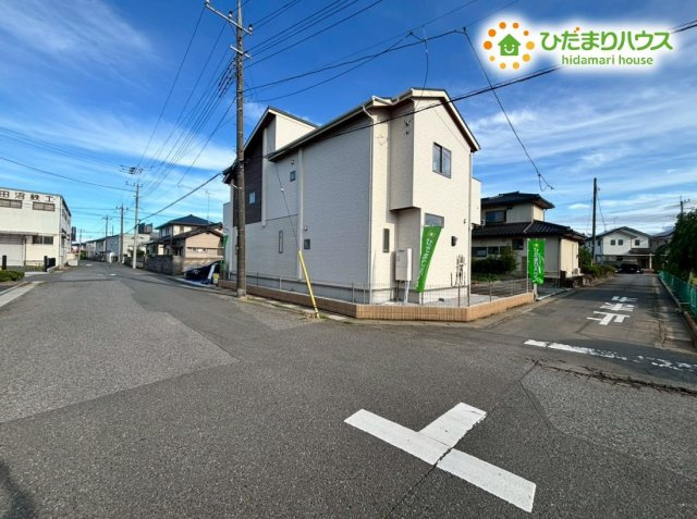 羽生市西５丁目　新築一戸建て　ブルーミングガーデン　01の前面道路含む現地写真
