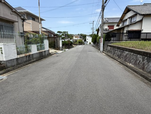 泉佐野市南泉ヶ丘2丁目土地の前面道路含む現地写真|南東側道路