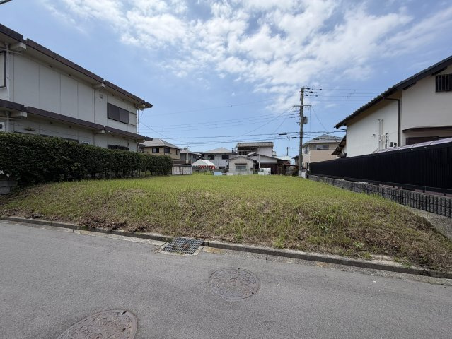 泉佐野市南泉ヶ丘2丁目土地の外観|北西側道路