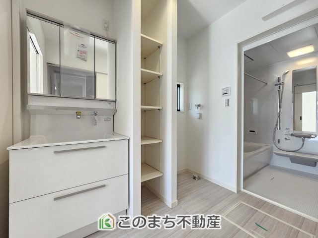 ワイウッドコート宇都宮市江曽島町第1期の洗面所|同社施工物件の写真です。※建具やフローリング、その他仕様が違う場合がございます。シャンプードレッサーで朝の身支度♪伸びるホースでお掃除も簡単清潔です！