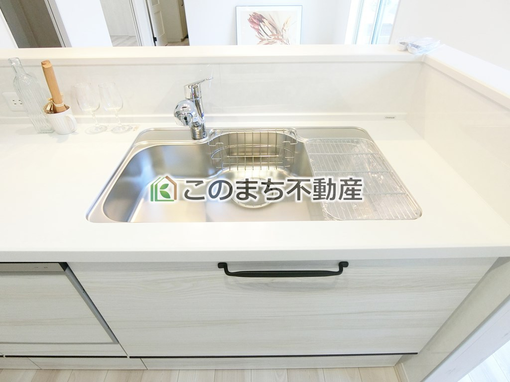 ワイウッドコート宇都宮市江曽島町第1期のキッチン|同社施工物件の写真です。※建具やフローリング、その他仕様が違う場合がございます。