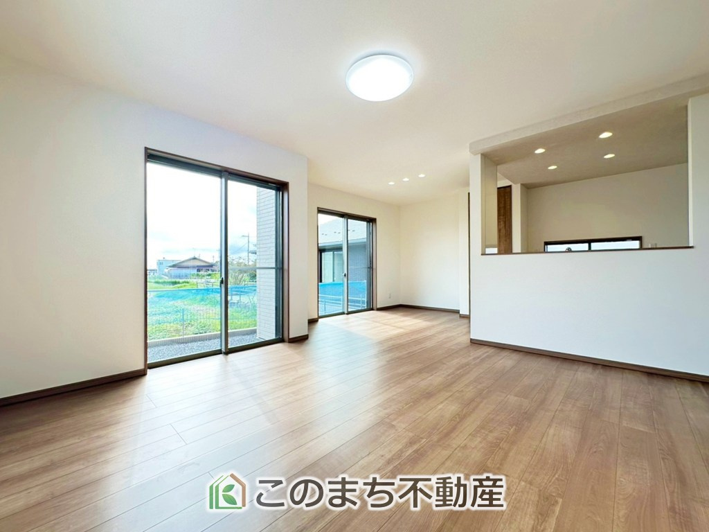 ワイウッドコート宇都宮市江曽島町第1期の居間・リビング|オープンでのびやかな空間を生み出す、こだわりの広がりとゆとり。家族と過ごす時間を大切にしたい方にぴったりの明るくゆとりある住空間です。
