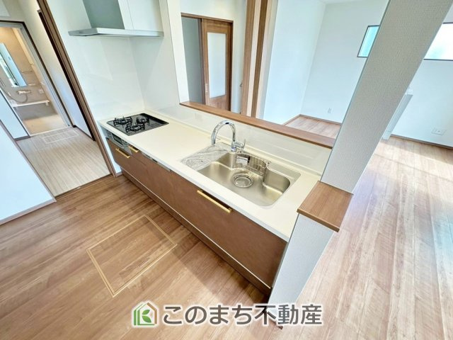 ワイウッドコート宇都宮市江曽島町第1期のキッチン|カウンターキッチンは、家族とのコミュニケーションを取ったり小さいお子さんの様子を見守りながら安心して料理ができます。