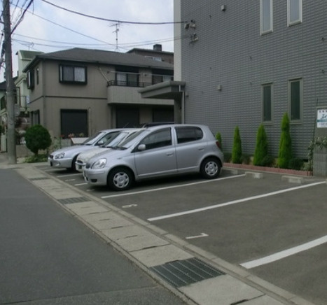 レッドコートの駐車場