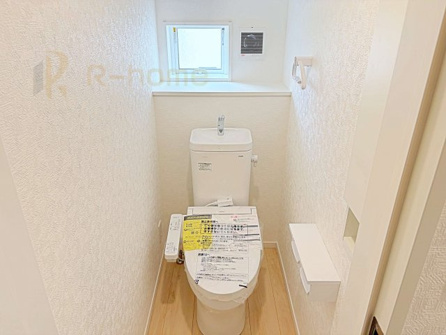 常陸大宮市南町第2　新築戸建て　3号棟のトイレ|温水洗浄便座付きのトイレ。
トイレが２ヵ所設置で朝の忙しい時間でも安心です。