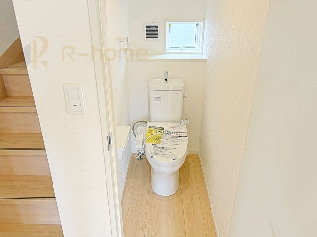 常陸大宮市南町第2　新築戸建て　4号棟のトイレ|温水洗浄便座付きのトイレ。
トイレが２ヵ所設置で朝の忙しい時間でも安心です。