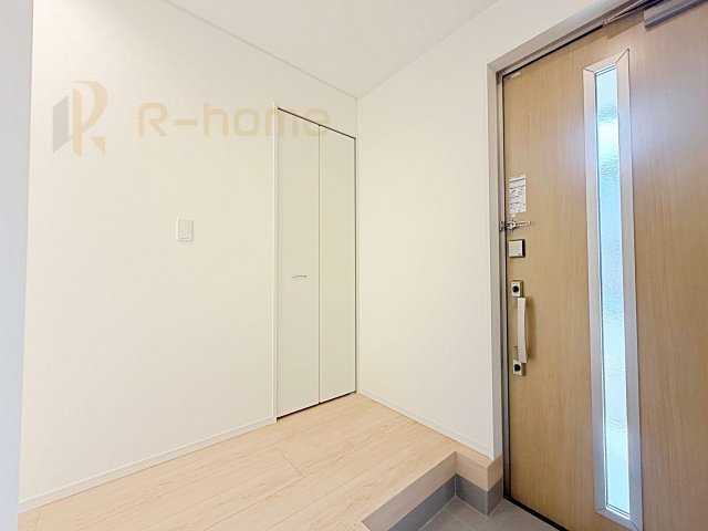 常陸大宮市南町第2　新築戸建て　4号棟の収納|掃除用具などの収納に便利なホールクローゼット！