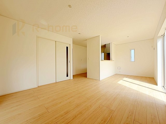 常陸大宮市南町第2　新築戸建て　4号棟の居間・リビング|広くて明るいＬＤＫ♪ ゆったりくつろげるリビングスペースで、ご家族皆様の笑顔が溢れます。