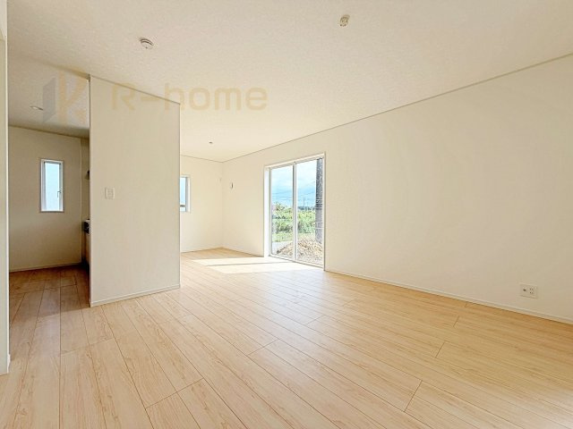 常陸大宮市南町第2　新築戸建て　4号棟の居間・リビング|リビングには開口部を可能な限り多く設けました。人が集まる場所なので開放感が必要な場所だと思います。