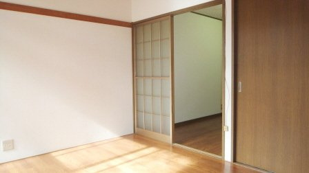 ヒルトップ豊栄の居間・リビング|日当たり良好です
