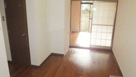 ヒルトップ豊栄の居間・リビング|きれいな室内です。