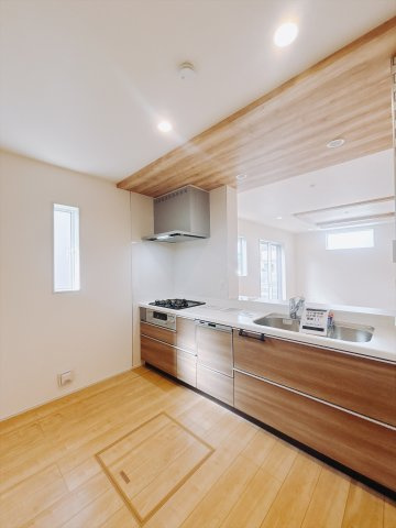 【新築戸建】本庄市中央2丁目のキッチン|■キッチン｜ワークトップの幅が広く、お子様といっしょにお料理をつくったり、ちょっとしたパーティーも楽しめます。フラットなのでお掃除がしやすいのもポイントです♪