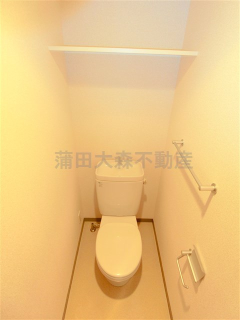 スカイコート大森第５のトイレ|棚付きのトイレ　温水洗浄便座は設備として付いておりませんが、電源コンセントはあるので設置は可能です。
