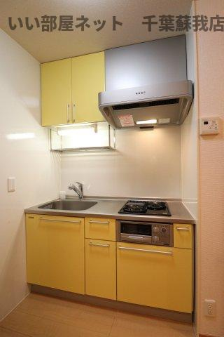 モナリエ港のキッチン|コンパクトなキッチンで掃除もラクラク