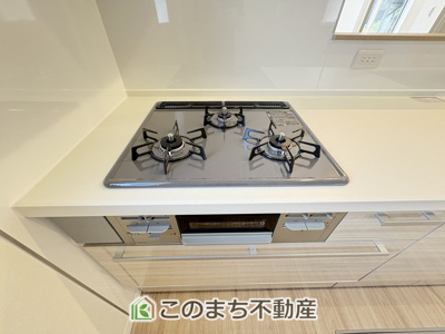 【キッチン】 | クライン佐野市植上町第5期　 | 3口ビルトインコンロで同時調理可能☆時短家事につながりますね☆