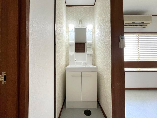 南区豊田四丁目　事務所・店舗付き住宅の独立洗面台|身支度をゆっくりと整えることができます♪