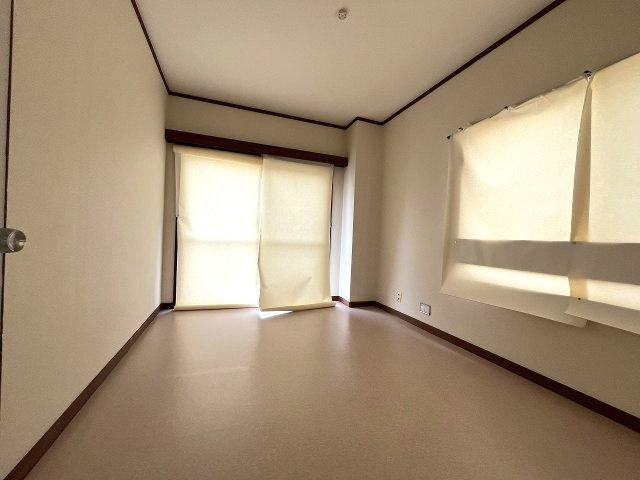 南区豊田四丁目　事務所・店舗付き住宅の洋室|2つの窓から自然光が入り込むため部屋全体が明るく開放感があります。※小物は含まれません。

