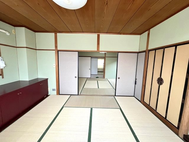 南区豊田四丁目　事務所・店舗付き住宅の和室|落ち着いた雰囲気の和室は障子から柔らかい光が差し込み心が安らぎます。