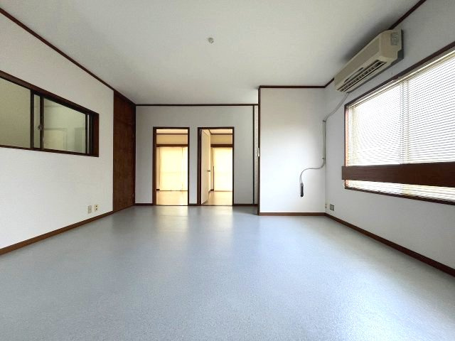 南区豊田四丁目　事務所・店舗付き住宅の洋室|落ち着いた色合いのシンプルで使いやすい洋室です。