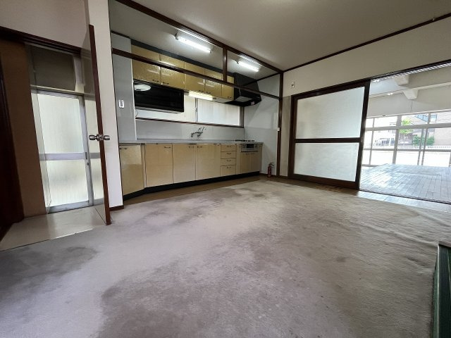 南区豊田四丁目　事務所・店舗付き住宅の玄関|買い物帰りに便利なキッチンすぐの玄関！