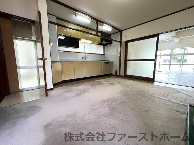 南区豊田四丁目　事務所・店舗付き住宅のダイニング|家族が集まる場だからこそ快適に過ごせるように家具の配置を考えるのも楽しみの一つです。