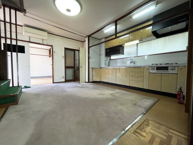 南区豊田四丁目　事務所・店舗付き住宅の居間・リビング|家族間のコミュニケーションが深まるリビングイン階段採用！