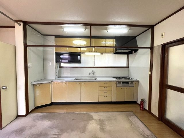 南区豊田四丁目　事務所・店舗付き住宅のキッチン|1人でも複数人でも作業しやすくお料理が楽しめます。