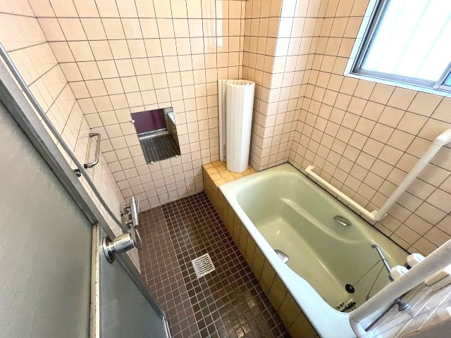 南区豊田四丁目　事務所・店舗付き住宅の浴室|自然光が差し込むことでゆったりとくつろげます！