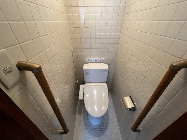 南区豊田四丁目　事務所・店舗付き住宅のトイレ|白を基調とした内装はいつでも明るく清潔な印象。