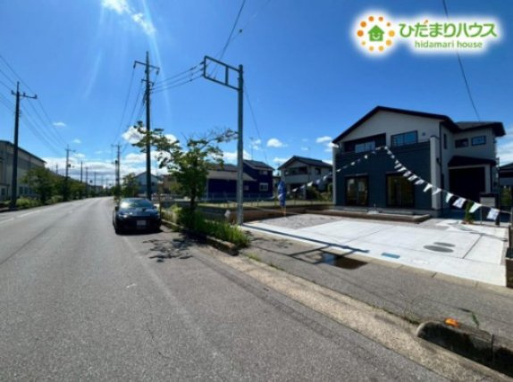 羽生市南羽生1丁目　新築一戸建て　ブルーミングガーデン　01の前面道路含む現地写真