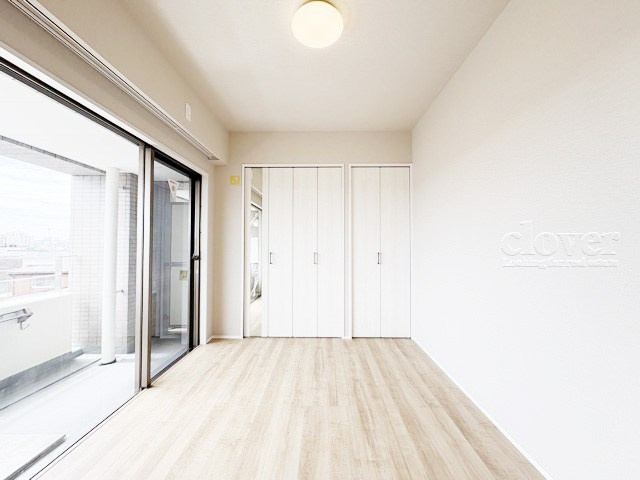 【子供部屋】 | 三鷹シティハウス | 洋室3　窓から明るい光が差し込む洋室。ベッドを置いて個人居室にする場合は、多くの時間を過ごすことになる空間です。使い勝手や落ち着きを想像してください。～即日のご見学可能～　お問合せはお気軽にどうぞ。
