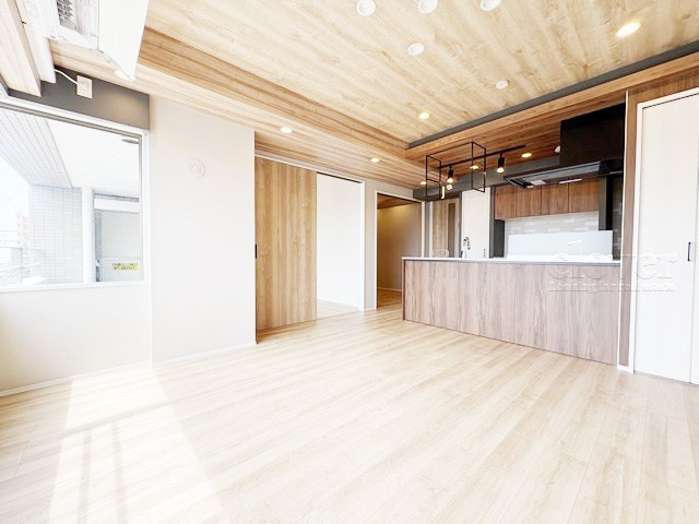 【居間・リビング】 | 三鷹シティハウス | くつろぎの空間であるLDKを、バルコニー側から写しました。明るく、そして奥行きのある様子をご確認ください。～即日のご見学可能～　お問合せはお気軽にどうぞ。
