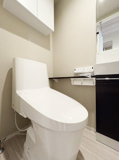 【トイレ】 | 三鷹シティハウス | 温水洗浄便座付き　上部に収納を備えたトイレです。自宅の中でも最もプライベートな空間だからこそ、ほしい「落ち着き」がここにあります。～即日のご見学可能～　お問合せはお気軽にどうぞ。

