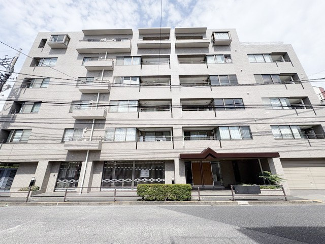 【外観】 | 三鷹シティハウス | 私たち不動産業スタッフは、よく「いい面構えの建物です」「雰囲気ありますねえ」という言葉を使いますが、当マンションもまさにそのような姿で佇んでいます。～即日のご見学可能～　お問合せはお気軽にどうぞ。
