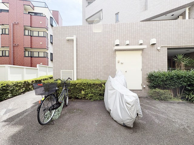 【駐車場】 | 三鷹シティハウス | バイク置き場。空き区画の有無や駐輪料金、サイズおよび排気量規定などについては、改めてお問い合わせください。～即日のご見学可能～　お問合せはお気軽にどうぞ。
