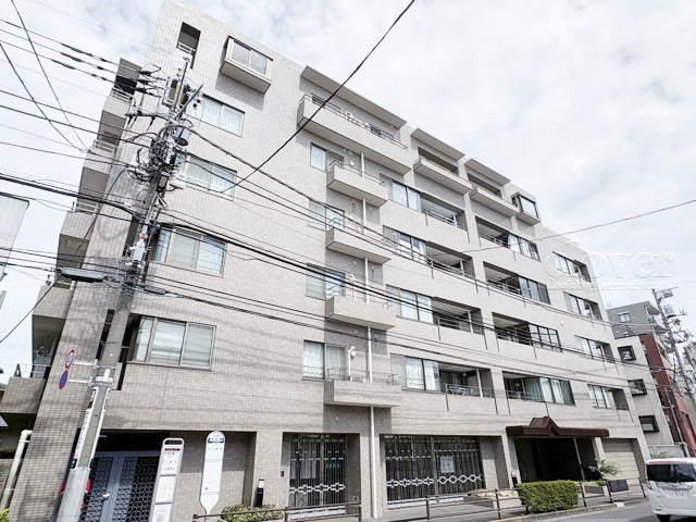 【外観】 | 三鷹シティハウス | 手入れの行き届いた外壁やエントランスなど、「見ればわかる」レベルで清潔感を保ったマンションです。築年数を感じさせない姿で皆様をお出迎えします。～即日のご見学可能～　お問合せはお気軽にどうぞ。
