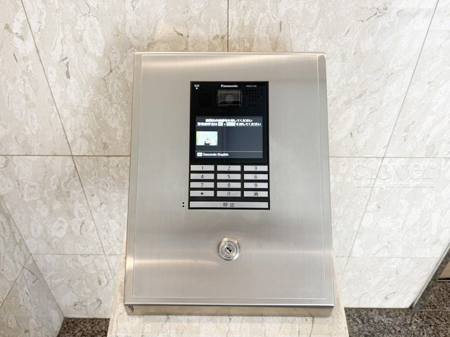 【防犯設備】 | 三鷹シティハウス | モニター（カメラ）付きのオートロックが備えられています。建物のセキュリティ能力の高さは、欠かすことのできないチェックポイントになります。～即日のご見学可能～　お問合せはお気軽にどうぞ。
