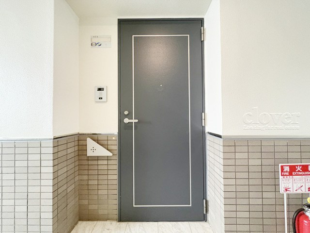 【その他共用部分】 | 三鷹シティハウス | 皆様をお迎えする、お部屋の玄関ドア。開けやすさや開放角度、ドアノブの操作しやすさや鍵の形状などを、現地で一度ご確認ください。～即日のご見学可能～　お問合せはお気軽にどうぞ。

