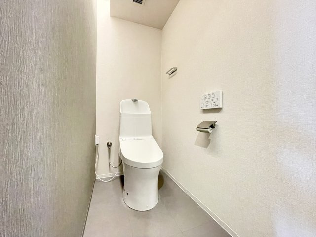 ハイマート弥刀のトイレ|アクセントクロスが空間に落ち着きを与え、ホテルライクな印象です♪
