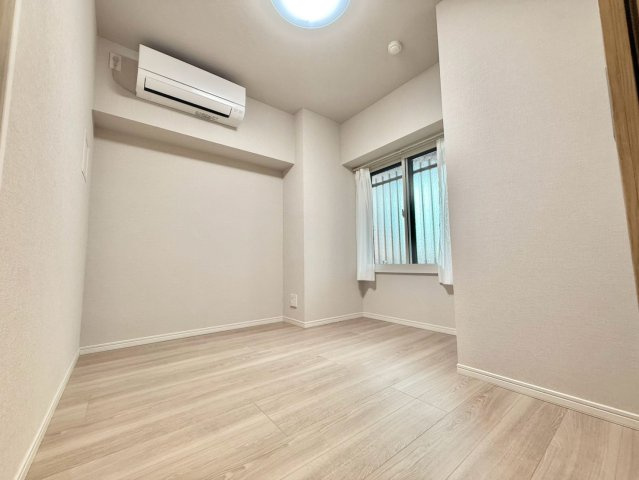 クレベール西新宿フォレストマンションの洋室|各部屋に窓を設置！明るい日差しが降り注ぐ心地よい室内は、日々の暮らしに安らぎを与えてくれます。

現地ご見学希望・資料請求などお気軽にお問い合わせ下さい！
03-5990-5201