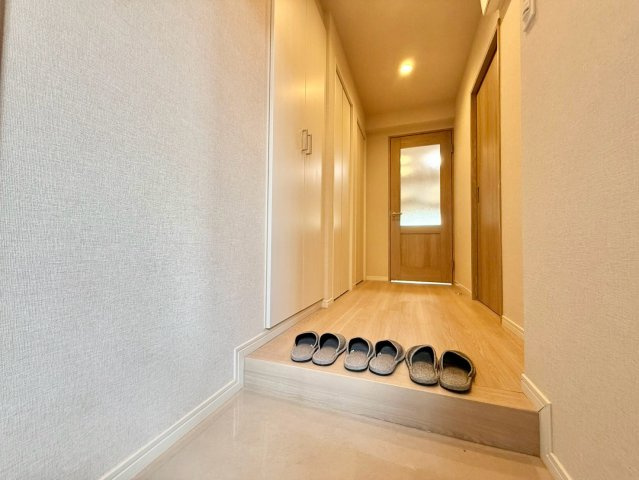 クレベール西新宿フォレストマンションの玄関|玄関横にはシューズボックスがついているため、片付いた玄関がキープできます！

現地ご見学希望・資料請求などお気軽にお問い合わせ下さい！
03-5990-5201