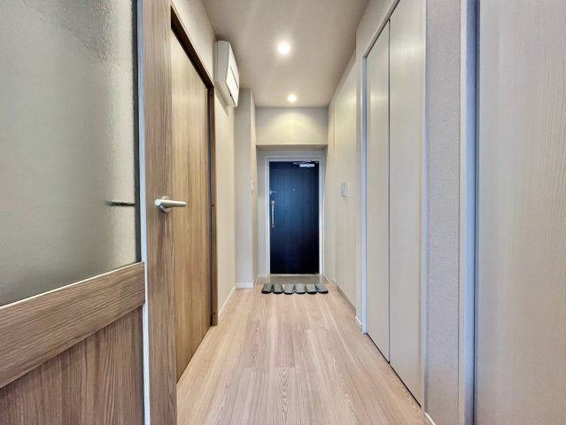 クレベール西新宿フォレストマンションの玄関|住む人や訪れる人を心地よく迎え入れてくれる玄関。ゆとりを感じさせる明るい空間を演出！

現地ご見学希望・資料請求などお気軽にお問い合わせ下さい！
03-5990-5201