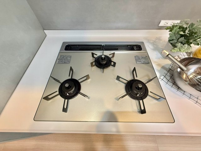 クレベール西新宿フォレストマンションのキッチン|作った煮込み料理の鍋を置く場合など、コンロが3口あると重宝しますね。

現地ご見学希望・資料請求などお気軽にお問い合わせ下さい！
03-5990-5201
